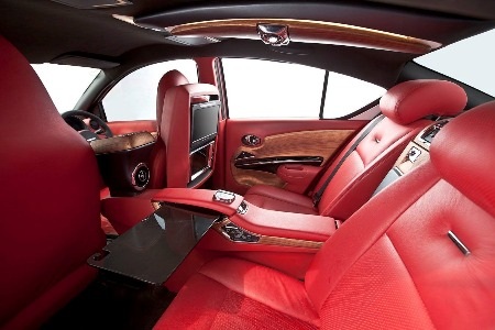 Cụm điều khiển nằm giữa hai ghế sau